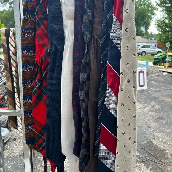 30 Men´s Multi-Color vintage and silk ties Jackets & Coats